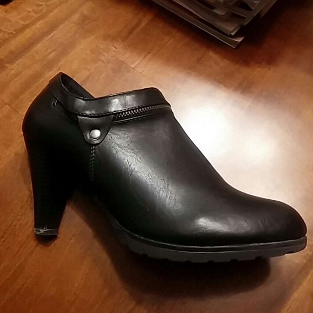 Boots - Picture 3 of 5